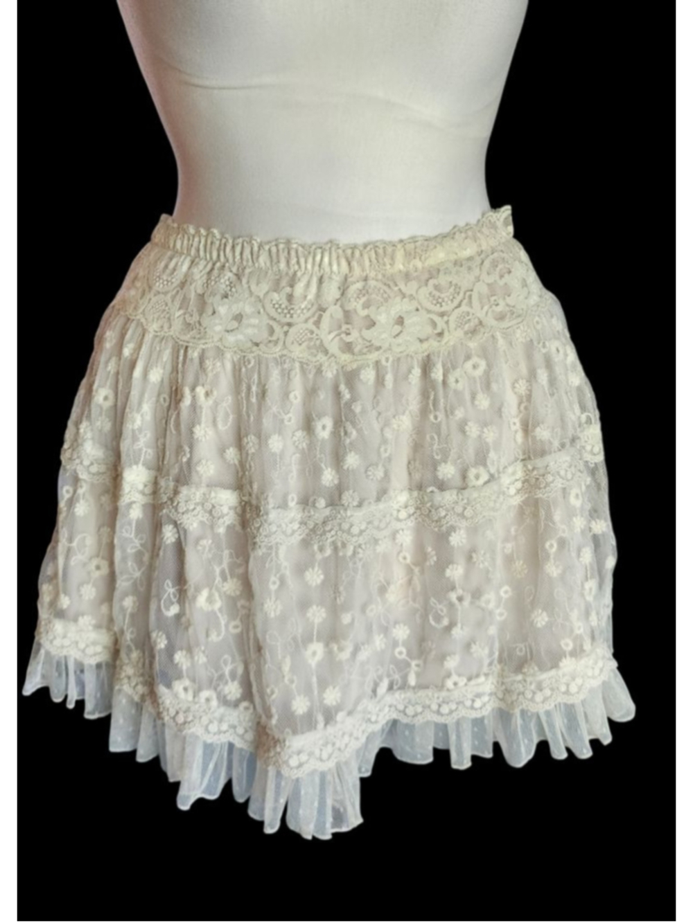 Rue21 Cream Lace Tiered Ruffle Mini Skirt L Floral Embroidered Boho Festival Y2K